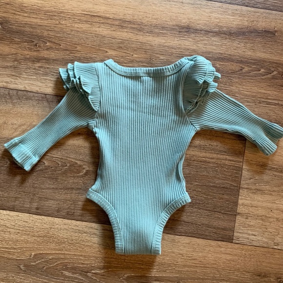 Ruffled romper - Picture 2 of 2